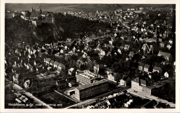 Ak Heidenheim an der Brenz Württemberg, Luftaufnahme von  Burg im Hintergrund, zahlreiche Dächer