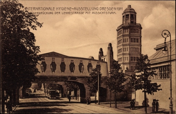 Ansichtkaart Dresden, Internationale Hygiëne Tentoonstelling 1911, overbrugt de Lennestrasse met een uitkijktoren