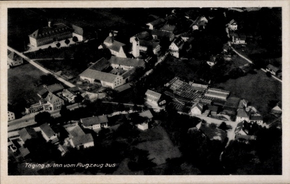 Ak Töging am Inn Oberbayern, Luftaufnahme einer Stadt, Häuser, Kirche, Landschaft, 