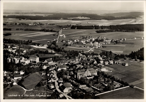 Ak Lautrach an der Iller Schwaben Unterallgäu, Luftaufnahme von Lautrach, ländliche Umgebung, Flu
