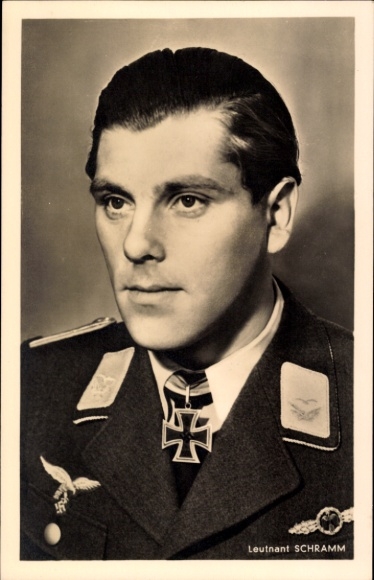 Ak Leutnant Herbert Schramm, Ritterkreuzträger, Luftwaffe, Portrait, II. WK
