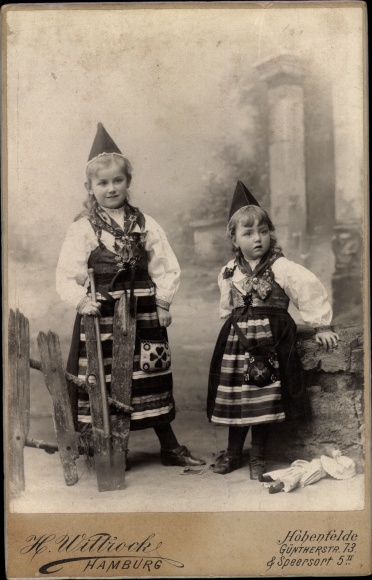 Cabinet photo child portrait, girl in costume