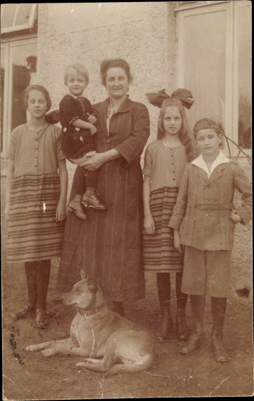 Photo Postcard Groß Ippener in Oldenburg, family picture with dog