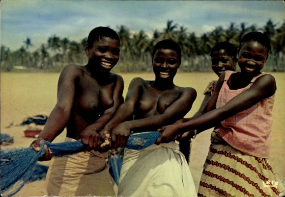 Ak Afrique en Couleurs, Pêche à la senne, Afrikanerinnen ziehen am Fischernetz, Barbusig