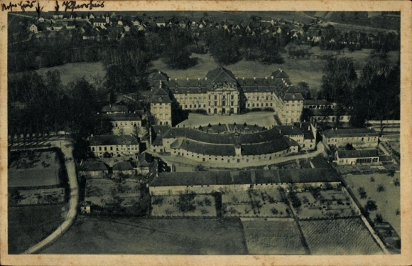 Ak Pommersfelden in Oberfranken, Luftaufnahme Schloß Weisenstein, Landschaft, historische Arch...