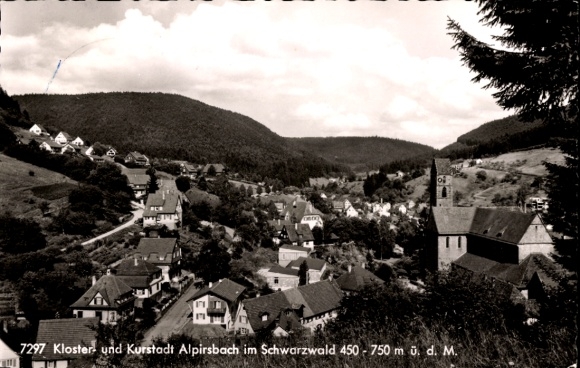 Ak Alpirsbach im Schwarzwald,  Schwarzwald, Dorfansicht, Kirche, Berge