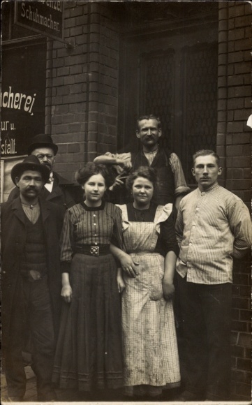 Foto Ak Hildesheim, Schuhmacher, Gruppenbild vor dem Eingang zur Werkstatt