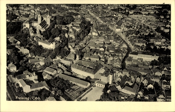 Ak Freising in Oberbayern, Luftaufnahme von   Architektur, grünes Umland