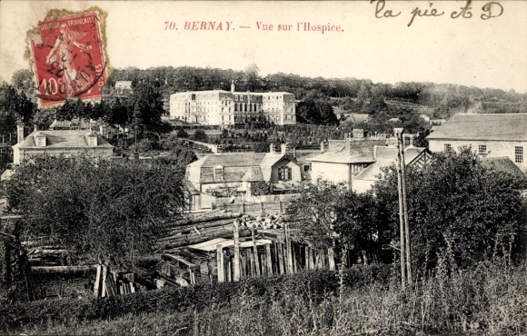 Ak Bernay Eure, Ansicht des Hospizes, Wohnhäuser, Landschaft, Poststempel links