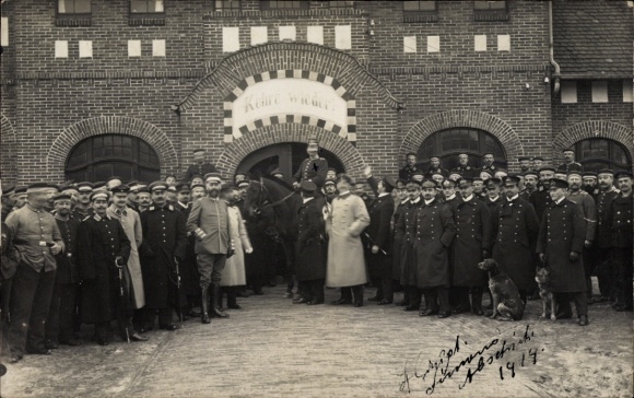 Photo Postcard Wangerooge, farewell to Captain Simon at the train station 1914, officers, crew