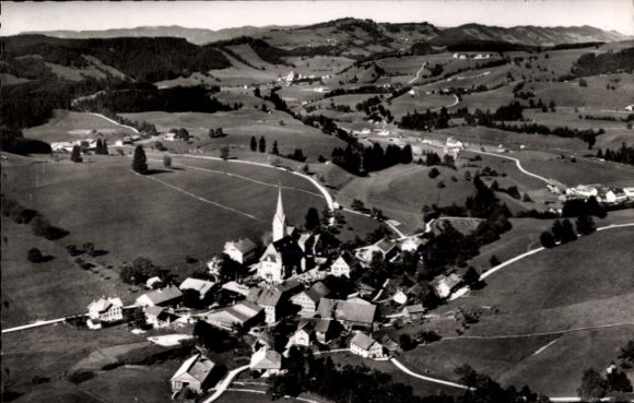 Ak Stiefenhofen in Allgäu Schwaben, landschap met heuvels, kerk in het dorp, verschillende huizen, schaduw