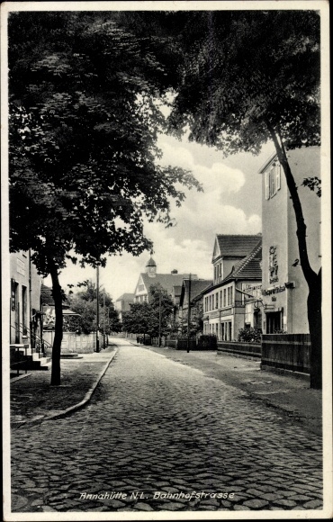 Postcard Särchen Annahütte Schipkau in Niederlausitz, view of the Bahnhofstrasse