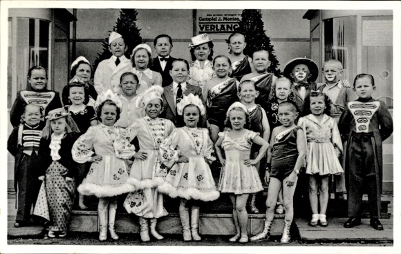Postcard CH Schäfer's Circus City Liliput, costumes, group photo