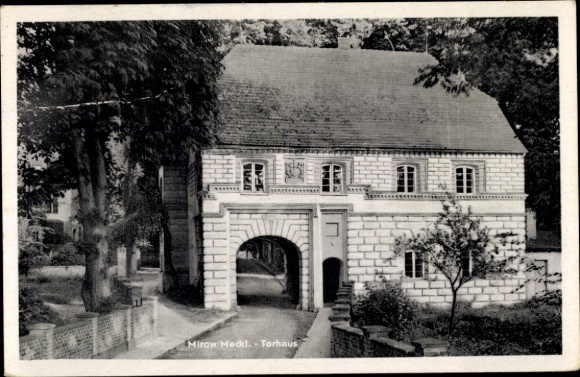 Ak Mirow in Mecklenburg, poortgebouw, historisch gebouw, omgeven door bomen