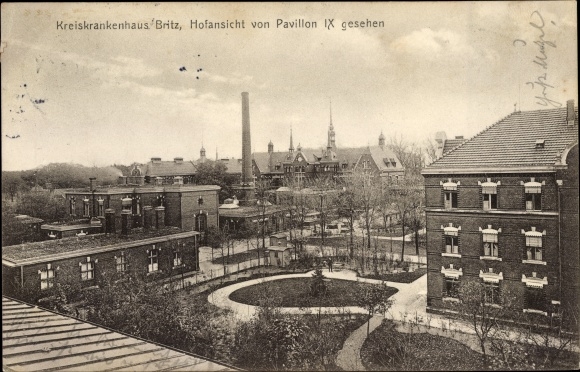 PC Berlin Neukölln Britz, district hospital, view of the courtyard from Pavilion IX