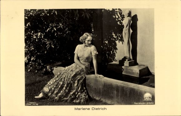 Ak Schauspielerin Marlene Dietrich, Porträt, Brunnen, Denkmal