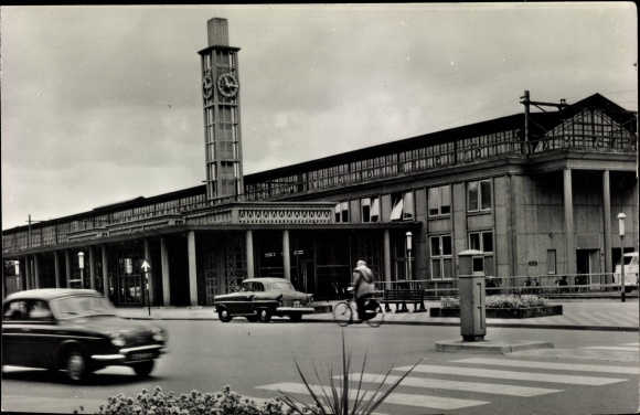 PC Hengelo Overijssel Netherlands, station, exterior view, tower clock