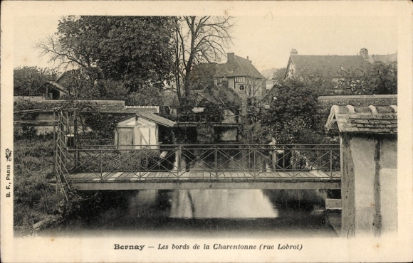 Ak Bernay Eure, Brücke über den Fluss, Häuser im Hintergrund, ruhige Landschaft