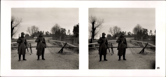 Stereo spatial image photo &quot;The soldiers of the leader in the field&quot; No: 65, German Russ. demarcation line