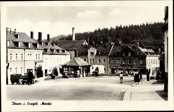Ak Thum im Erzgebirge Sachsen, Markt mit Passanten