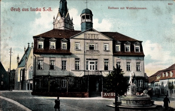 Ak Lucka im Altenburger Land, Rathaus mit Wettinbrunnen, Hotel zum Ratskeller