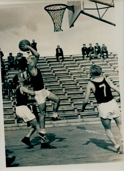 Photo Berlin Prenzlauer Berg, basketball city game, Jena versus Rostock, April 26, 1952, Cantianstraße