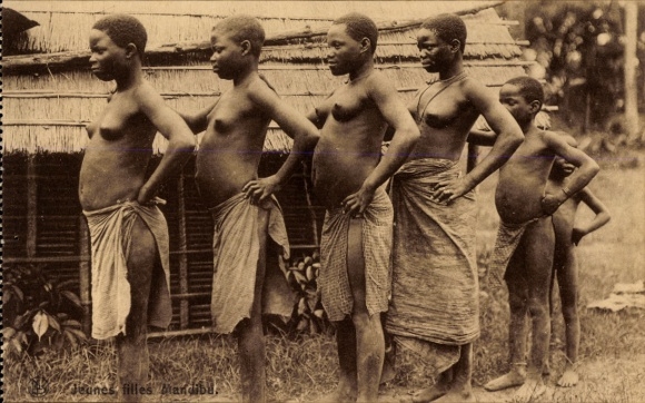 Ak Barbusige Afrikanerinnen, Wohnhaus