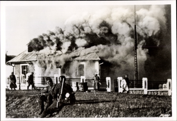 Foto Serbien, Serbisches Grenzhaus in Flammen, Wehrmachtsoldaten, II. WK