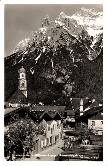 Ak Mittenwald in Oberbayern, Straßenpartie,  Karwendelgebirge, Berge, Kirche