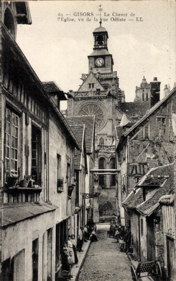 Ak Gisors Eure, Vorderansicht der Kirche, Uhrturm, enge Gasse,  Architektur