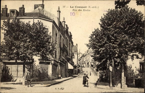 Postcard Le Creusot Saône et Loire, Rue des Ecoles