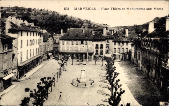 KP Marvejols Lozère, widok na plac historyczny, fontanna, zabytki, stara architektura