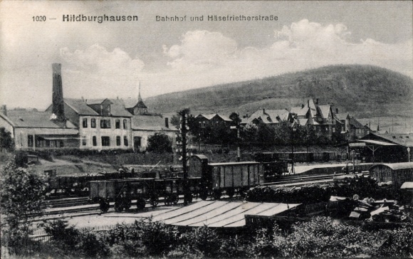 KP Hildburghausen w Turyngii, dworzec kolejowy i Häselrietherstraße, wagony towarowe