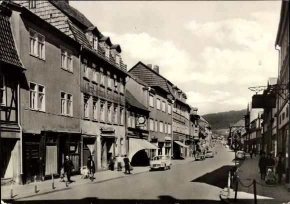 KP Reichenbach im Vogtland, ulica z budynkami, chmury na niebie, ludzie w ruchu