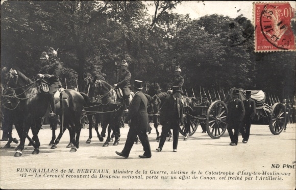 Postcard Funeral of War Minister Berteaux, Issy les Moulineaux disaster, coffin car