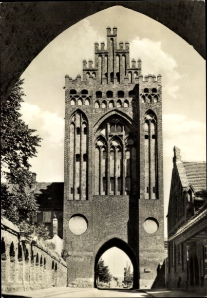 Postcard Neubrandenburg in Mecklenburg, Treptower Tor