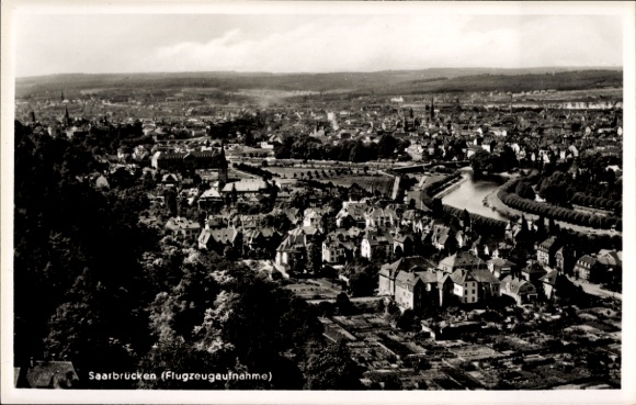 Ak Saarbrücken in Saarland, luchtfoto van stadsgezicht, huizen, rivier