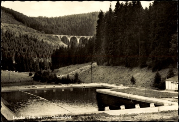 Ak Lauscha in Thüringen , Schwimmbad, Waldlandschaft, Viadukt, Schwarz-Weiß-Fotografie