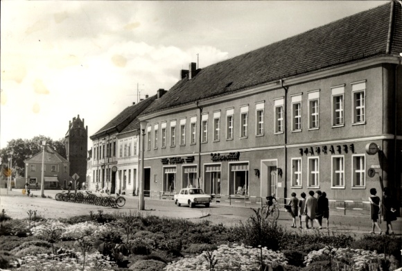 Ak Müncheberg in der Mark, Ernst Thälmann Straße mit Pulverturm, Lebensmittel, Sparkasse
