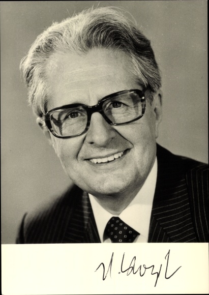 Postcard politician Hans Joachim Vogel, portrait, autograph, member of the SPD Presidium
