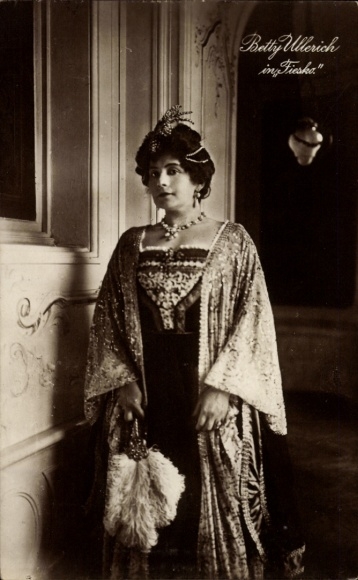 Postcard actress Betty Ullerich in Fiesko, portrait