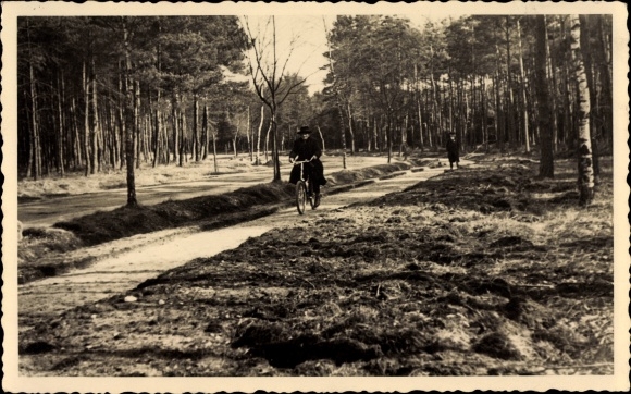 Photo Postcard Zerbst in Anhalt, cyclist street, road construction, cyclists