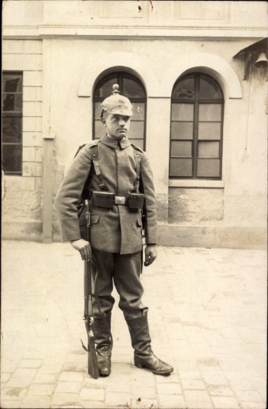 Photo Postcard German soldier in uniform, portrait, spiked helmet