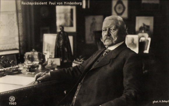 Postcard Reich President Paul von Hindenburg, portrait at his desk