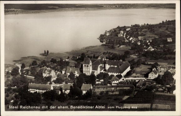 Ak Insel Reichenau Bodensee,  ehemalige Benediktiner Abtei, Luftaufnahme, See