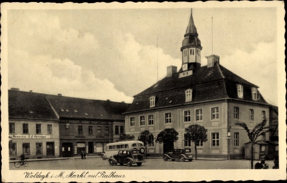 Postcard Woldegk in Mecklenburg, market with town hall, drugstore, bus
