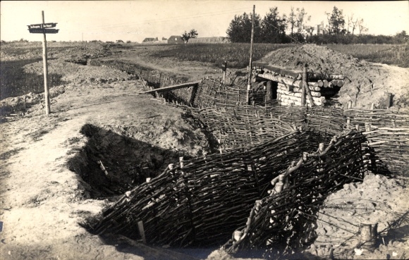 Foto Ak Waldstellung der 74er zur 1. Linie bei Schloss Ilsensee 1917, 5. Ers.Div., Laufgraben, 1. WK