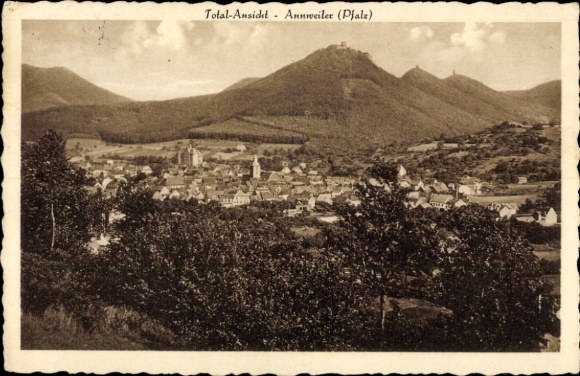 Postcard Annweiler am Trifels Pfalz, overall view of the town, mountains in the background, meaning, castle-Tr