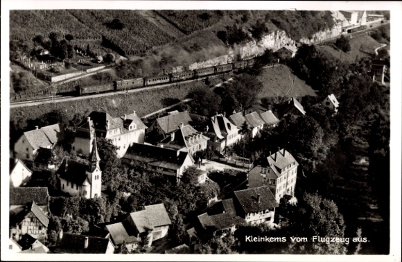Ak Kleinkems Efringen Kirchen am Oberrhein, Luftaufnahme von  Häuser, Kirche, Zug