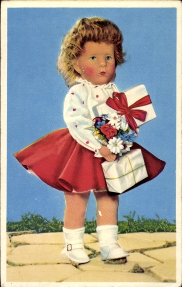 Ak Eine Käthe Kruse Puppe mit Blumen und Geschenken